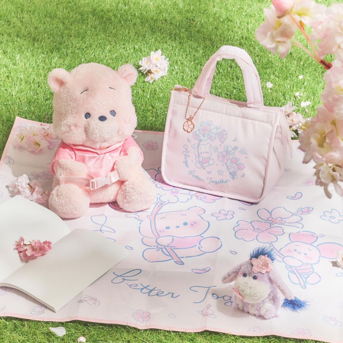 [預購優惠至1/13]日本限定｜Winnie the Pooh & Piglet Picnic Mat with Bag (DISNEY SAKURA COLLECTION 2026)