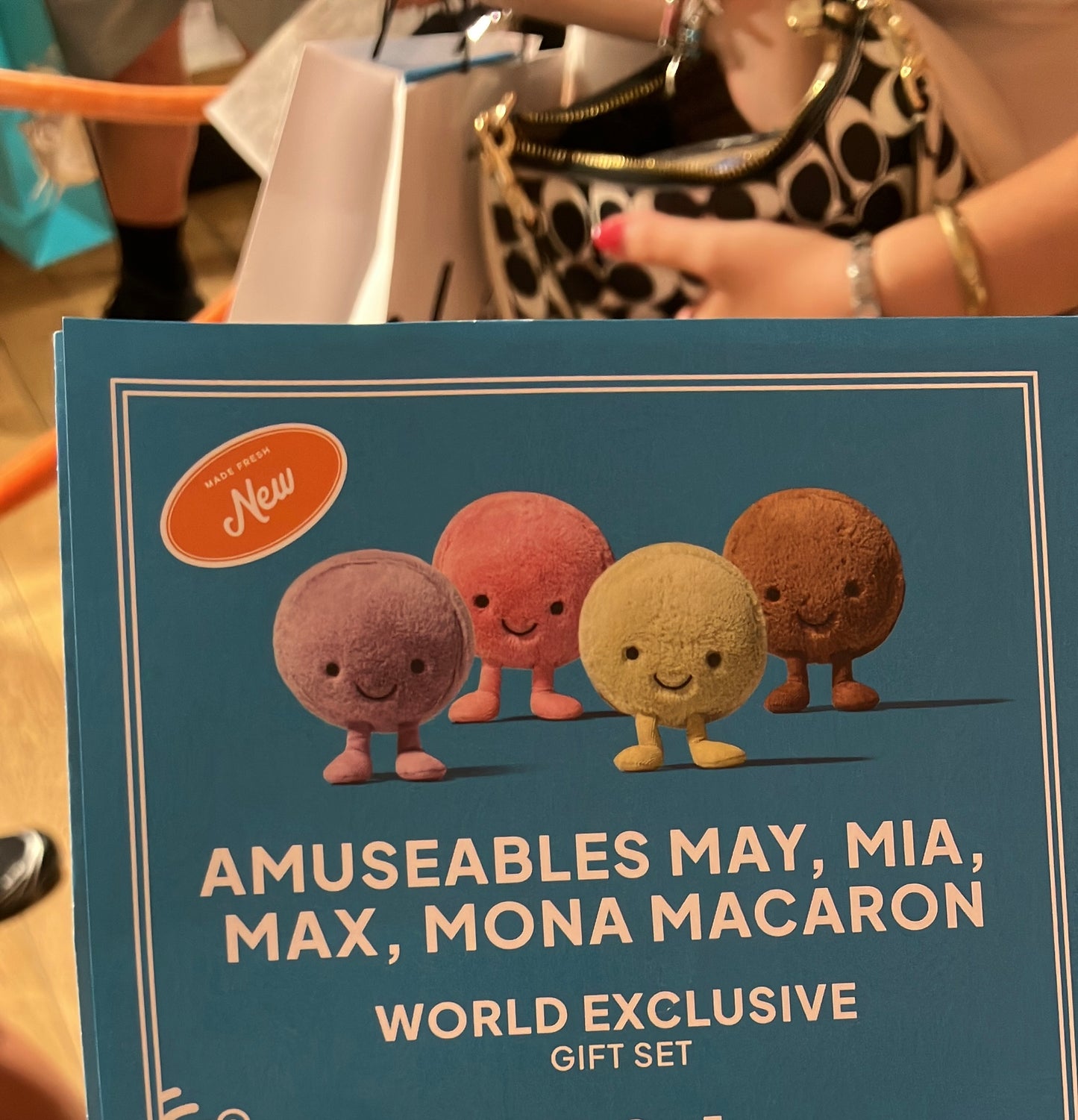 Jellycat 法國巴黎限定 limited May Macaron set 包括包裝、貼紙、襟章